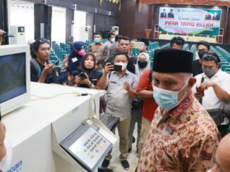 Gubernur Mahyeldi saat meninjau embarkasi Padang.
