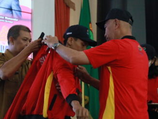 Gubernur Sumatera Barat, Mahyeldi, melepas Kontingen Sumbar untuk bertanding pada Fornas VI .