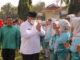H. Zul Elfian Umar saat melepas keberangkatan Kader PKK kota Solok ke kota Padang Panjang.