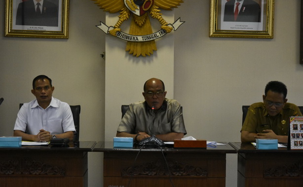 Ketua DPRD Sumbar, Supardi saat menerima kedatangan wali murid SMPN1 Padang.