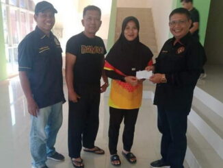 Ketua IPSI Kota Padang, Zulhardi Z Latif serahkan uang pembinaan kepada Winda Novi.