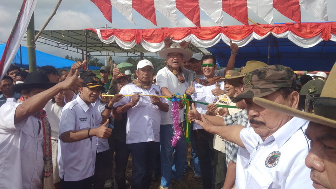 Ketua Porbi Sumbar Reza Falepi tengah menggunting pita tanda dimulainya alek buru babi Sumbar - Riau di Taram, Kecamatan Harau Kabupaten Limapuluh Kota.