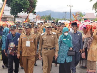Ketua tim penilai Nagari berprestasi tingkat Propinsi Sumbar bersama Bupati disambut antusias oleh masarakat.