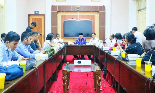 Konferensi pers kepada awak media di ruang rapat Istana Kompleks Gubernuran, Jl. Sudirman, Padang,