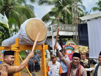 Wagub Audy Joinladi didampingi bupati Eka Putra saat meresmikan MTQ N ke 41 tingkat Kab. Tanah Datar.