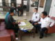 Hasan Basri Dt Mudo dan Rezialdi Ketua Kelompok Anak Nagari Pauah Duo saat konsutasi dengan paniera Pengadilan Ngeri Koto Baru Solok.