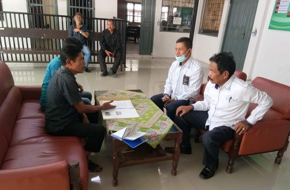 Hasan Basri Dt Mudo dan Rezialdi Ketua Kelompok Anak Nagari Pauah Duo saat konsutasi dengan paniera Pengadilan Ngeri Koto Baru Solok.