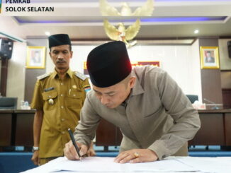Penandatanganan persetujuan Ranperda Pertanggungjawaban APBD Solok Selatan Tahun 2021 menjadi Perda.