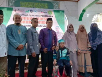 Pengurus rumah Alqur'an Kotobaru Sariklaweh hadirkan penghafal Alqur'an dari Lombok Ananda M.Naja Hudua Fifurrahman bersama orang tuanya pada peresmian rumah Alqur'an tersebut