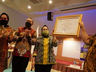 Penyerahan piagam akreditasi A buat RSUP M. Djamil.