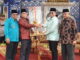 Penyerahan tropi Juara Umum kepada pimpinan kafilah Kec. Rambatan.