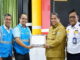 Bupati Padang Pariaman Suhatri Bur didampingi Kadis Perhubungan Rifki Monrizal menerima piagam penghargaan dari PT PLN Wilayah Sumbar.