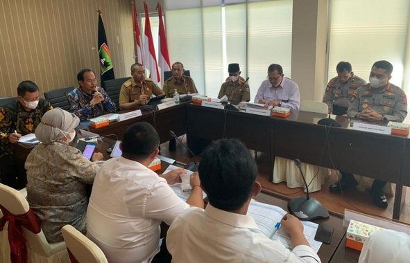 Rapat pembahasan percepatan pembebasan tanah jalan tol.