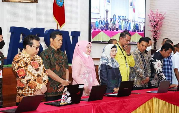 Sekretaris Daerah Kota Sawahlunto foto bersama usai mendatangani perjanjian kerjasama.