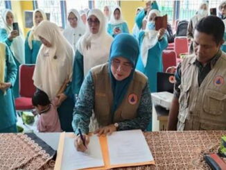 Ny. Yusrita Suhatri Bur selaku Srikandi Srikandi Siaga Tanggap Bencana Padang Pariaman menandatangani Berita Acara Pengukuhan Si Sigab Kecamatan dan Nagari se-Lubuk Alung