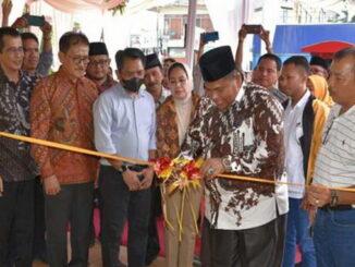 Bupati Padang Pariaman Suhatri Bur menggunting pita pertanda peresmian Minang Jaya Digital Printing.