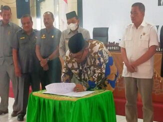 • Dengan disaksikan Wabup Rahmang, Sekda Rudy Repenaldi Rilis, dan pimpinan serta ketua fraksi DPRD Padang Pariaman, Bupati Suhatri Bur menandatangani Persetujuan Bersama Perda Tentang LKPJ Tahun 2021.