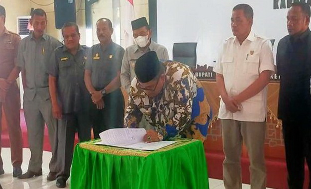 • Dengan disaksikan Wabup Rahmang, Sekda Rudy Repenaldi Rilis, dan pimpinan serta ketua fraksi DPRD Padang Pariaman, Bupati Suhatri Bur menandatangani Persetujuan Bersama Perda Tentang LKPJ Tahun 2021.