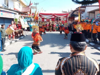 Tim penilai Kelurahan berprestasi tingkat Sumbar disambut dengan tari pasambahan di Kelurahan Kubu Gulai Bancah.