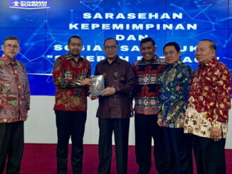 Wagub Audy Joinaldy menerima buku Sesepuh Berbagi.