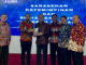Wagub Audy Joinaldy menerima buku Sesepuh Berbagi.