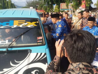 Wagub Audy saat membagikan tempat sampah.