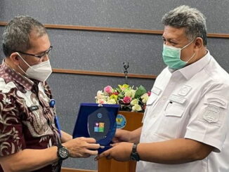 Wako H. Zul Elfian Umar saat menyerahkan plakat.