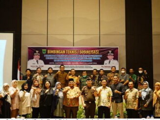 Bupati Padang Pariaman Suhatri Bur dan Kepala Kejaksaan Pariaman berfoto bersama penyelenggara dan peserta Bimtek.