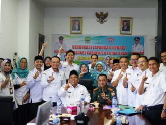 Bupati Suhatri Bur berfoto bersama dengan pimpinan OPD dan pejabat terkait di jajaran dan lingkungan Pemkab Padang Pariaman.