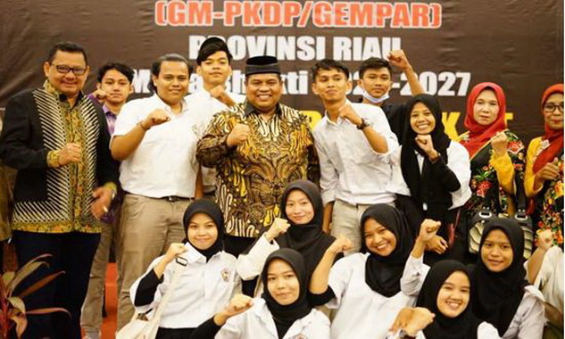 Bupati Padang Pariaman Suhatri Bur didampingi Kepala Bapelitbangda Ali Amran bersama pengurus Gempar-PKDP Provinsi Riau masa bhakti 2022-2027.