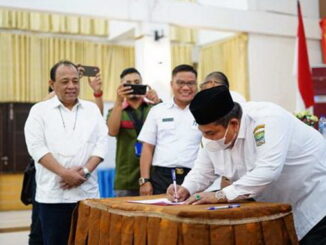 Bupati Padang Pariaman Suhatri Bur Dt. Putiah, SE, MM menandatangani MoU dengan PT Tazar Guna Mandiri terkait program Agrosolution.