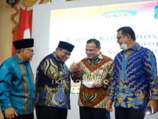 Bupati Padang Pariaman Suhatri Bur bersalaman dengan Ketua KPK RI Komjen Polisi Firli Bahuri.