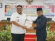 Wakil Ketua DPRD Anton Yondra menyerahkan pandangan umum Fraksi-Fraksi ke Wakil Bupati Richi Arpian.