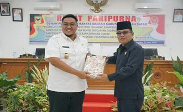 Wakil Ketua DPRD Anton Yondra menyerahkan pandangan umum Fraksi-Fraksi ke Wakil Bupati Richi Arpian.