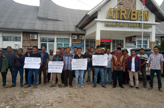 Anak Nagari Pauh Duo saat mendatangi BPN Solok Selatan.