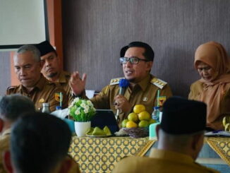 Bupati Eka Putra saat audiensi dengan masyarakat.