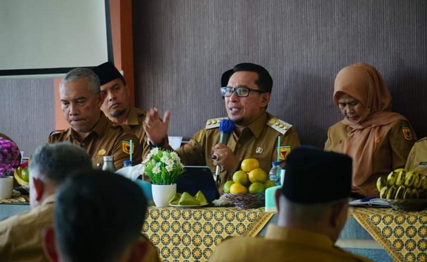 Bupati Eka Putra saat audiensi dengan masyarakat.