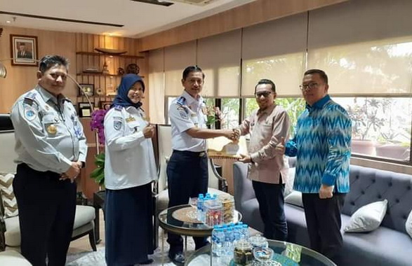 Bupati Eka Putra saat mengunjungi Kemenhub RI.