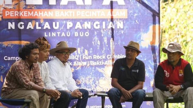Bupati Eka Putra saat mengunjungi Ngalau Pangian.