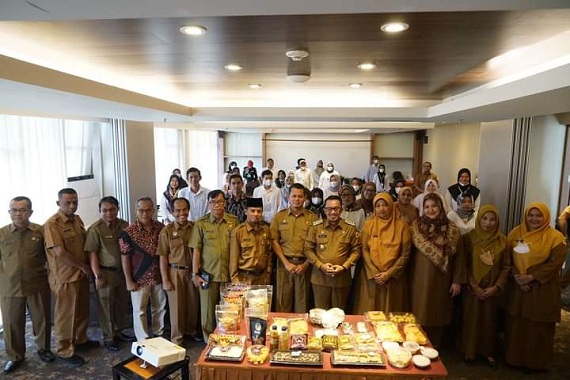 Foto bersama usai pembukaan pelatihan.