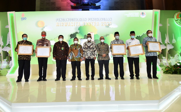 Gubernur Mahyeldi cersama penerima penghargaan lainnya.