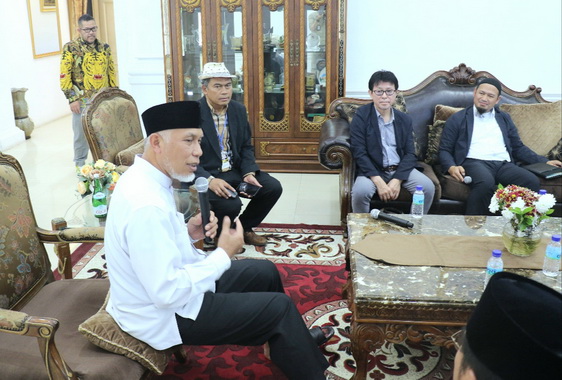Gubernur Mahyeldi saat menerima tamu, investor dari negara sakura Jepang di Istana Gubernuran Sumbar.