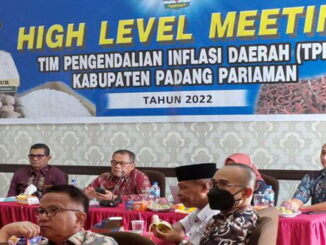 Asisten II Drs. Zainil (kedua dari kiri) memimpin High Level Meeting TPID Kabupaten Padang Pariaman di Ruang Rapat Setdakab.