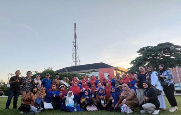 Kontingen Jambore PKK Kabupaten Padang Pariaman berfoto bersama di kompleks Kantor Bupati Agam.