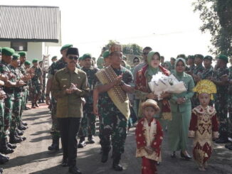 Kapus Zeni TNI-AD Mayjen Aby Ismawan saat mengunjungi Denzipur 2- PS Padang Mengatas.