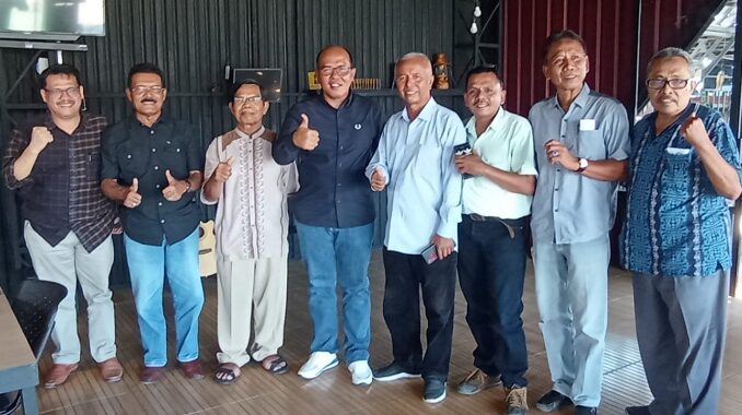 Ketua DPRD Propinsi Sumatera Barat Supardi bersama sejumlah anggota PWI Payakumbuh yang mengikuti sosialisasi perda No.17 tahun 2018.