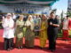 Ketua TP PKK Tanah Datar dengan Tropi Juara Umum yang berhasil diraih.
