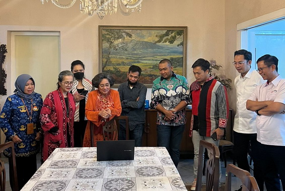 Kunjungan Wagub Audy Joinaldy ke ruumah Meutia Hatta.