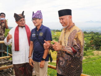 Menparekraf Sandiaga Uno dan gubernur Mahyeldi saat mengunjungi Pariangan didampingi Wabup Richi Aprian.