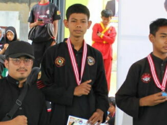 Pelatih Perguruan Silat Taduang Bangkeh bersama dua orang atlit pemula yang meraih perunggu.